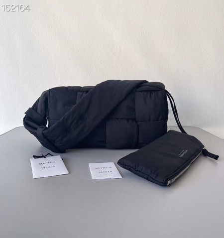 보테가베네타 2022 패디드 테크 카세트백 크로스백